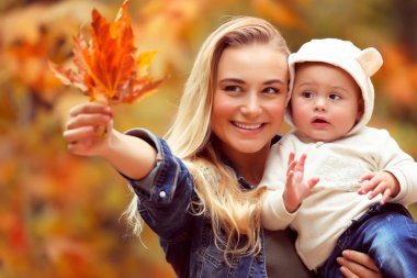 Sonbahar parkta eğleniyor