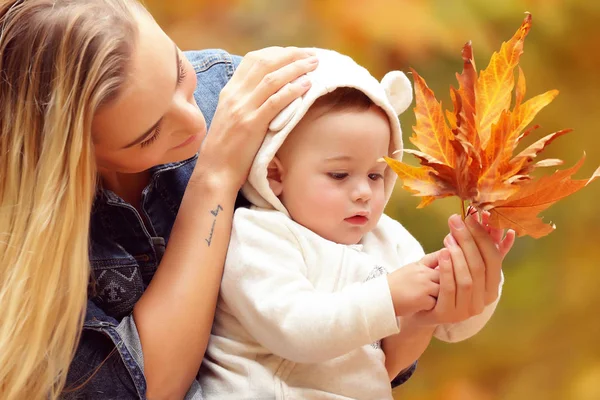 Moeder met zoon genietend van de herfst — Stockfoto