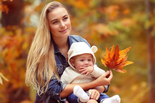 Familia feliz en el parque de otoño —  Fotos de Stock