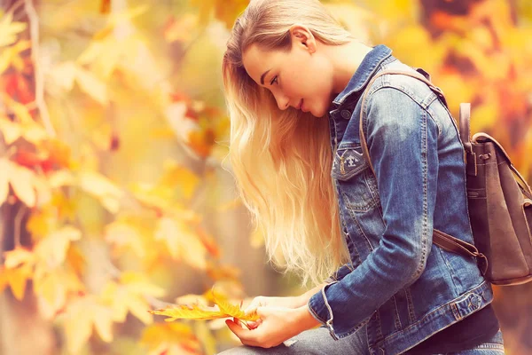 Hermosa modelo en el parque de otoño —  Fotos de Stock