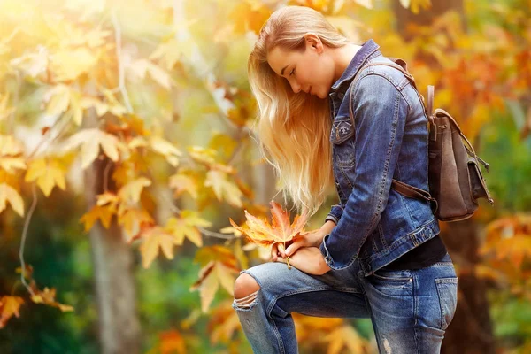 秋の公園で美しいモデル — ストック写真