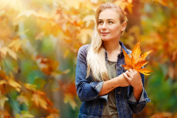 Schöne Mädchen genießen Herbstferien — Stockfoto