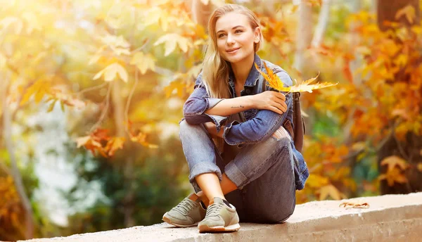 Насолоджуючись осінь дівчина — стокове фото
