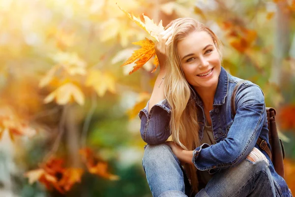 Щаслива жінка в осінньому лісі — стокове фото