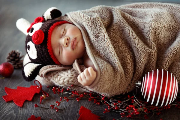 Zoete jongetje slapen in kerstavond — Stockfoto