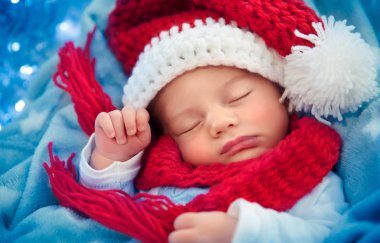 Yeni doğan bebek Noel arifesinde uyku