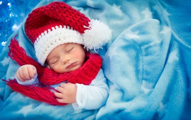 Noel Baba şapkası içinde uyuyan sevimli bebek çocuk