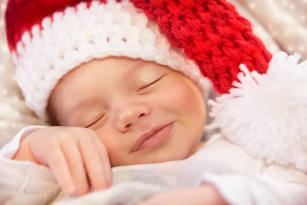 Söt baby Santa ler i sömnen — Stockfoto