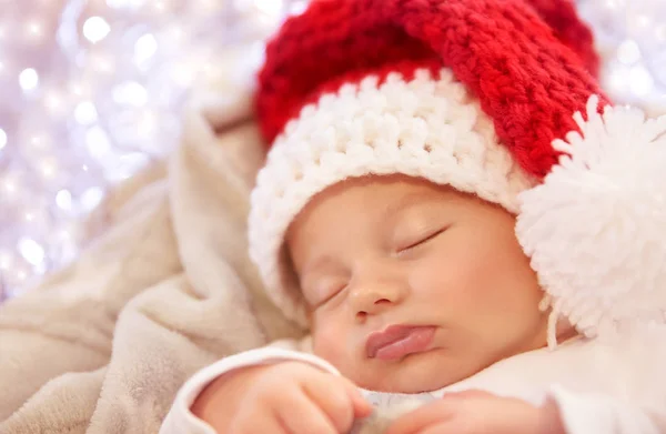 Lilla bebis sover på jul — Stockfoto