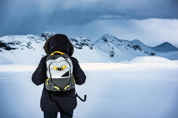 Traveler enjoying winter landscape — Stock Photo, Image