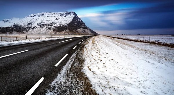 İzlanda'daki yol manzara — Stok fotoğraf