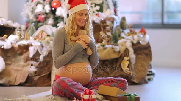 在圣诞节收到礼物的快乐怀孕的妇女。全高清视频 — 图库视频影像