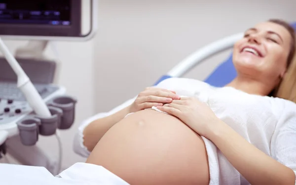 Happy pregnant woman on ultrasound — Stock Photo, Image