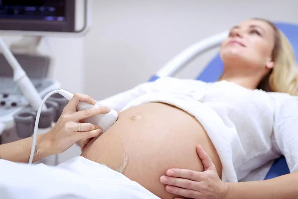 孕妇在超声波 — 图库照片