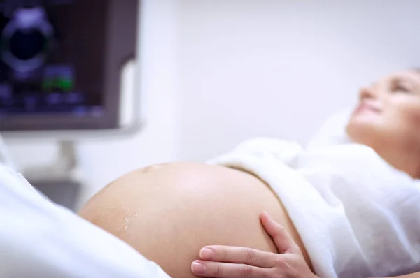 Pregnant woman doing ultrasound — Stock Photo, Image