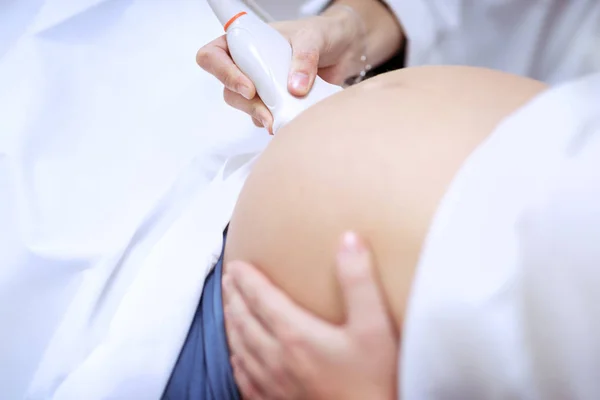 УЗИ для беременной женщины — стоковое фото