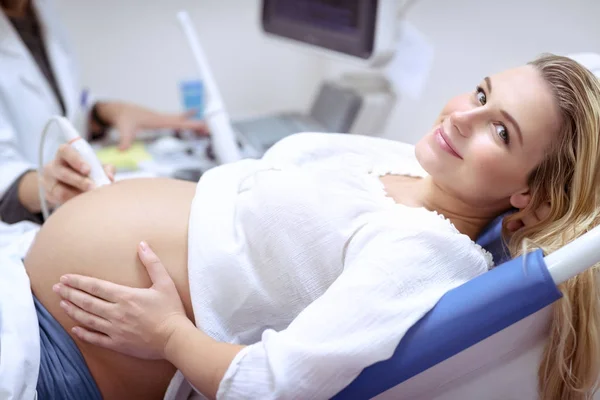 Zwangere vrouw op de echografie — Stockfoto