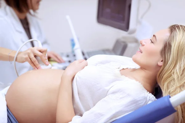 Pregnant female on ultrasound scan — Stock Photo, Image