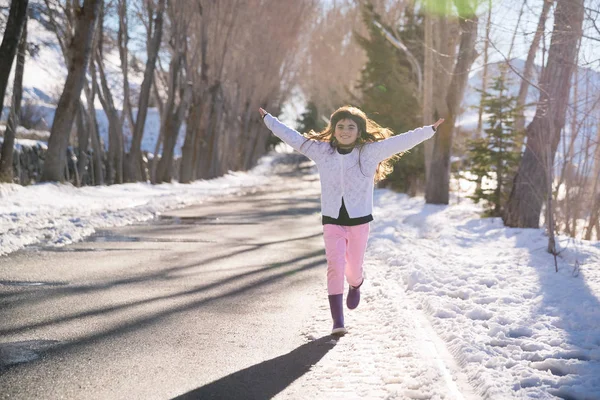 Gelukkig meisje lopen — Stockfoto