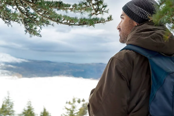 Reiziger in de besneeuwde bergen — Stockfoto