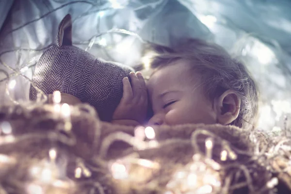 Doce bebê dormindo com brinquedo suave — Fotografia de Stock