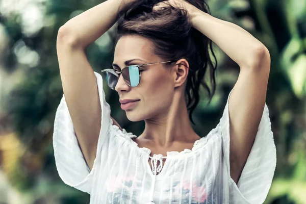 Gorgeous female on the tropical resort — Stock Photo, Image