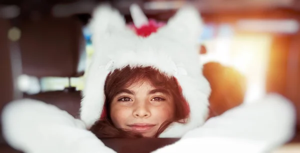 Nettes kleines Mädchen im Auto — Stockfoto