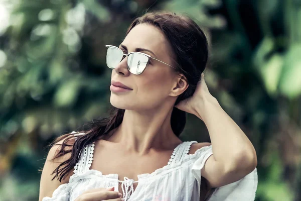 Retrato de mujer hermosa —  Fotos de Stock