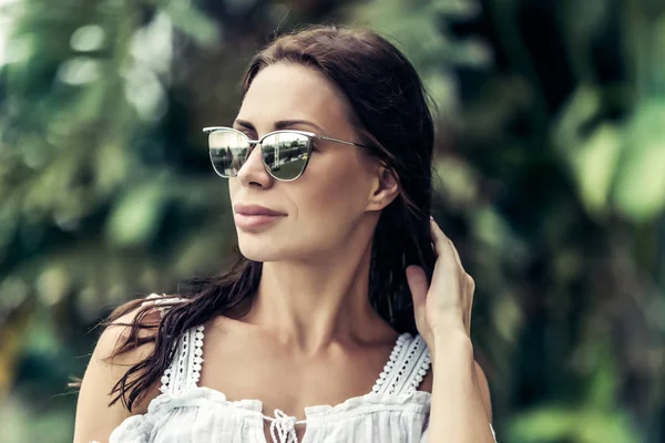 Mulher bonita em férias de verão — Fotografia de Stock