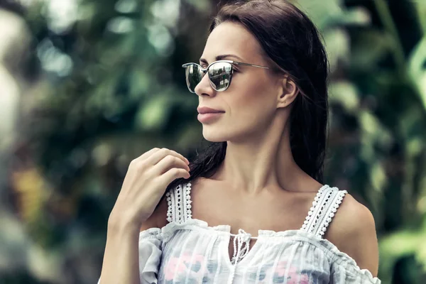 Retrato de uma mulher bonita — Fotografia de Stock