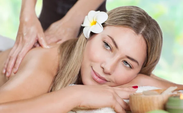Kvinnliga njuter av massage — Stockfoto