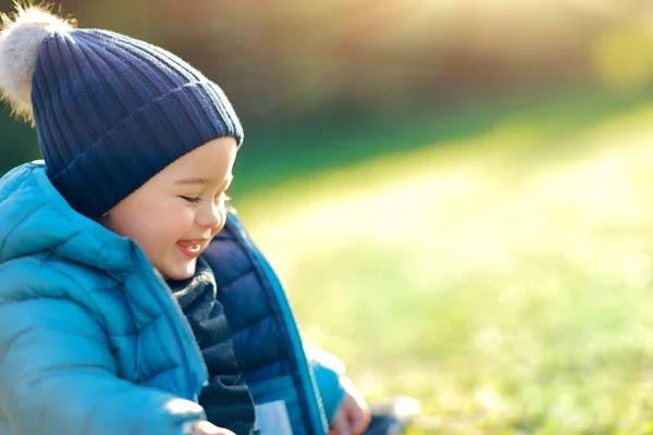 Felice ragazzo all'aperto — Foto Stock