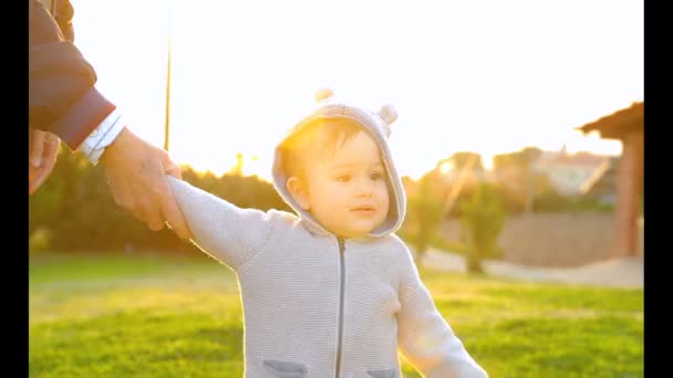 Un bambino che fa i suoi primi passi. Video Full HD — Video Stock