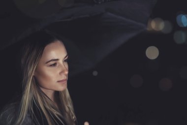 Güzel üzgün kadın yağmurlu gece