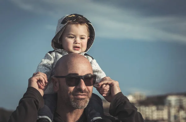 Küçük oğlu taşıyan baba — Stok fotoğraf