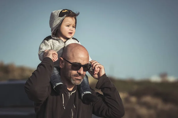 Vader spelen met zijn zoontje — Stockfoto