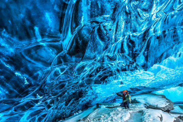 Viajero en la cueva de hielo — Foto de Stock