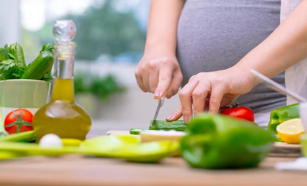 Biologische voeding voor zwangere vrouw — Stockfoto