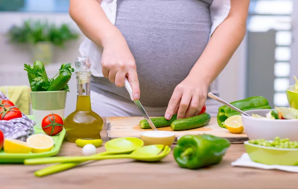 Здоровое питание беременной женщины — стоковое фото