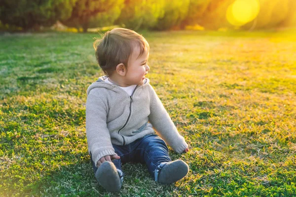 Adorabile bambino che gioca all'aperto — Foto Stock