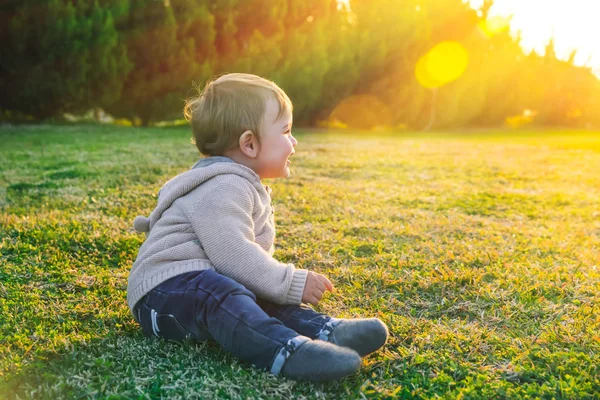 Açık havada oynayan bebek — Stok fotoğraf