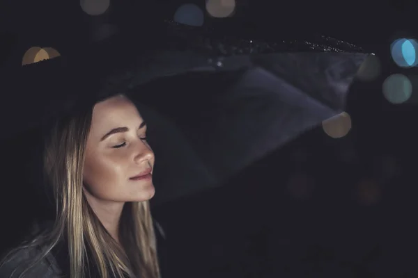 Kobieta, ciesząc się deszczowa noc — Zdjęcie stockowe