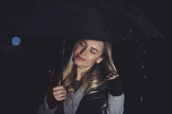Nő élvezi esős éjszakán — Stock Fotó