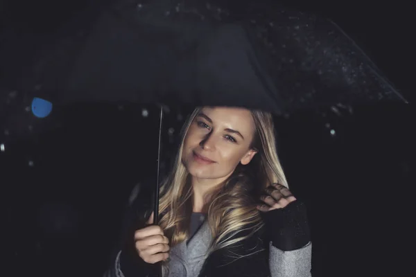 Šťastná dívka v deštivé noci venku — Stock fotografie