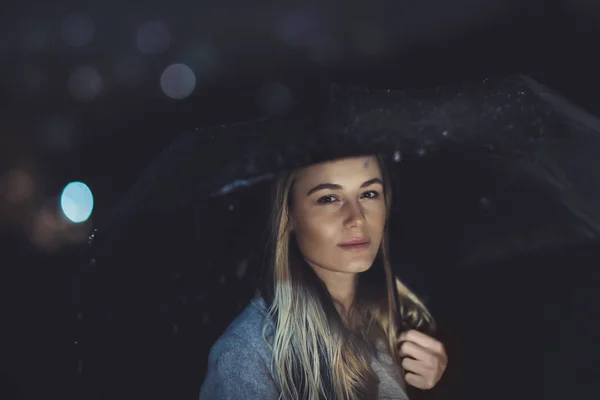 Krásná žena v deštivé noci — Stock fotografie