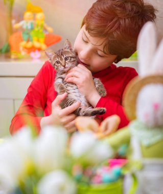 Küçük kedi ile mutlu çocuk