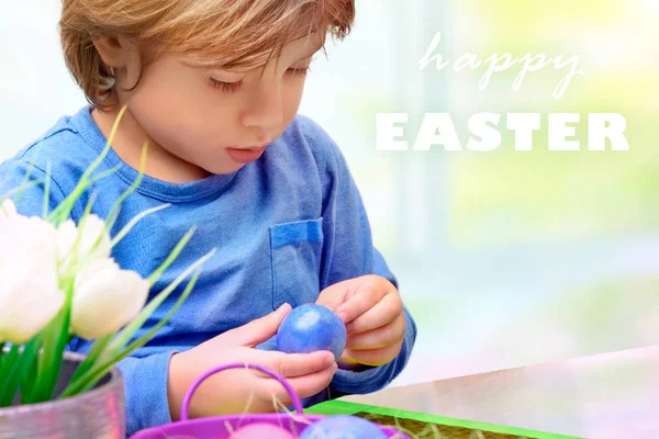 Petit garçon décorant des œufs de Pâques — Photo
