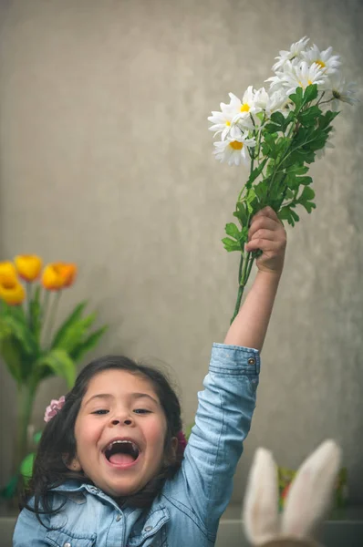 Garota excitada com flores — Fotografia de Stock