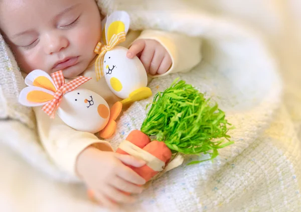 Bebê bonito dormindo com decorações de Páscoa — Fotografia de Stock