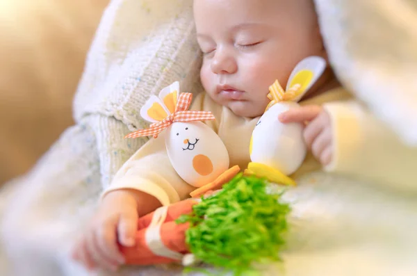 Söt baby sover med påskpynt — Stockfoto